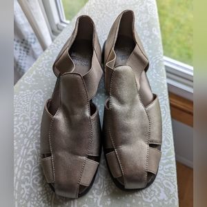 Mootsies Tootsies Bronze Fisherman Sandals Size 7.5